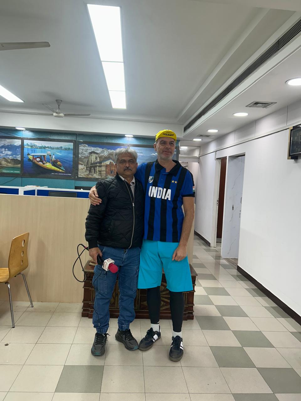 मिलान से बेंगलुरु तक साइकिल पर इंसानियत की यात्रा