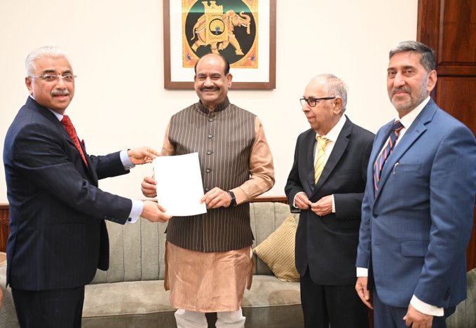 न्यायाधीश जांच समिति ने माननीय अध्यक्ष, लोक सभा को अपनी रिपोर्ट...