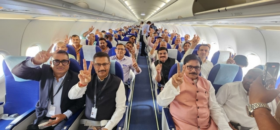 नोएडा इंटरनेशनल एयरपोर्ट से शुरू हुईं व्यावसायिक उड़ानें, लखनऊ से पहुंची...